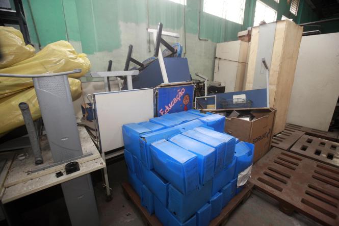 O governador Helder Barbalho considerou deteriorado o prédio e galpão do Departamento de Administração e Serviços (DAS) da Secretaria de Estado de Saúde do Pará (Sespa), durante visita técnica ao local na manhã desta sexta-feira (25). O objetivo foi verificar o estado atual da edificação, que requer um protocolo de intenções para reforma e readequação do espaço, em atividade desde a década de 1980.

FOTO: FERNANDO ARAÚJO / AG. PARÁ
DATA: 25.01.2019
BELÉM - PARÁ <div class='credito_fotos'>Foto: Fernando Araújo/Ag. Pará   |   <a href='/midias/2019/originais/5b31ab79-a267-446a-afa9-8d35da3536f4.jpg' download><i class='fa-solid fa-download'></i> Download</a></div>