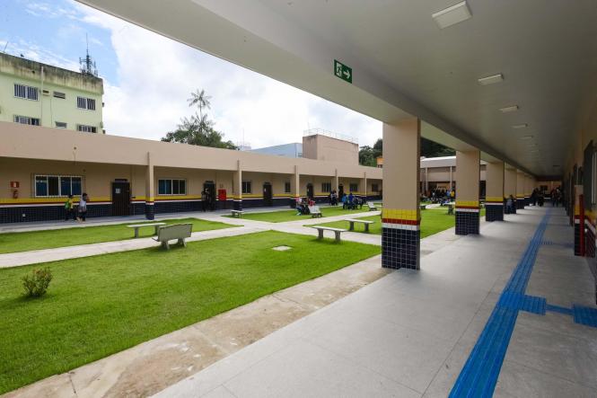 O Governo do Estado, por meio da Secretaria de Estado de Educação (Seduc), entregou mais uma escola totalmente reformada e ampliada para melhor comodidade de professores e alunos. Com mais de 1 mil alunos matriculados nos três turnos, a Escola Estadual de Ensino Fundamental e Médio Jarbas Passarinho, em Belém, iniciou o ano letivo com a entrega da obra de reforma e ampliação de todo o complexo da instituição. A reinauguração do espaço aconteceu na manhã de hoje, 21, com a presença do governador Helder Barbalho, do vice-governador Lúcio Vale, da secretária de educação, professora Leila Freire e de diversas autoridades.

FOTO: WAGNER SANTANA AGÊNCIA / PARÁ
DATA: 21.02.2019
BELÉM - PA <div class='credito_fotos'>Foto: Wagner Santana / Ag. Pará   |   <a href='/midias/2019/originais/5b52e65a-55a0-4d53-a6b3-1304b1888e34.jpg' download><i class='fa-solid fa-download'></i> Download</a></div>