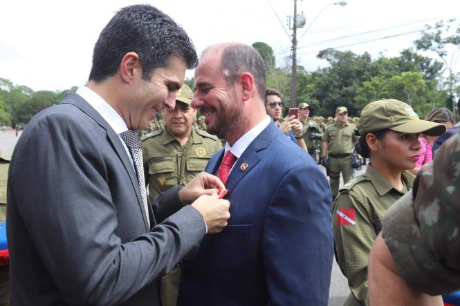 O patrono das Polícias Militares do Brasil, o alferes Joaquim José da Silva Xavier, o Tiradentes, foi homenageado na manhã desta segunda-feira (22), em Belém, em solenidade realizada na sede do Comando-Geral da Polícia Militar, localizado na Rodovia Augusto Montenegro. Presidindo a cerimônia, o governador do Estado, Helder Zaluth Barbalho, parabenizou os 569 policiais militares promovidos em 21 de Abril, e ressaltou os números alcançados nos três primeiros meses do ano, destacando como fator decisivo o esforço dos policiais militares e dos demais órgãos que integram o Sistema de Segurança Pública do Estado.

FOTO: MARCO SANTOS / AGÊNCIA PARÁ
DATA: 22.04.2019
BELÉM - PARÁ <div class='credito_fotos'>Foto: Marco Santos / Ag. Pará   |   <a href='/midias/2019/originais/5b9b0754-d81f-4b7e-96f1-d0d090ee2748.jpg' download><i class='fa-solid fa-download'></i> Download</a></div>