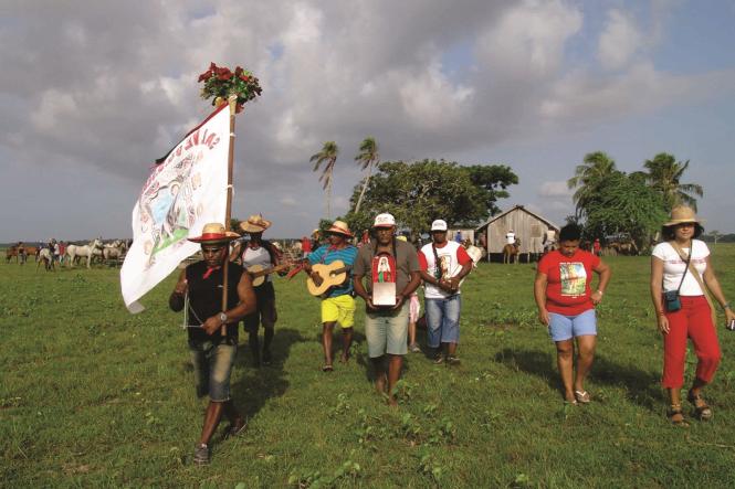 A Imprensa Oficial do Estado (IOE) lança, nesta sexta-feira (15), às 17h, em Cachoeira do Arari, o livro “Festividades do Glorioso São Sebastião na Região do Marajó”, da série intitulada “Minha História, Nossa Cultura”, do Instituto do Patrimônio Histórico e Artístico Nacional (Iphan), editado pela IOE. O evento faz parte da programação sobre a salvaguarda das Festividades do Glorioso São Sebastião, que será realizado em parceria com o Iphan, Secretaria de Estado de Cultura do Pará (Secult) e a Secretaria de Turismo e Cultura de Cachoeira do Arari.

FOTO: PAULO DECARVALHO / IPHAN
DATA: 14.02.2019
BELÉM - PARÁ <div class='credito_fotos'>Foto: Paulo DeCarvalho / IPHAN   |   <a href='/midias/2019/originais/5ba98217-2fe1-451d-a945-1f873b270440.jpg' download><i class='fa-solid fa-download'></i> Download</a></div>