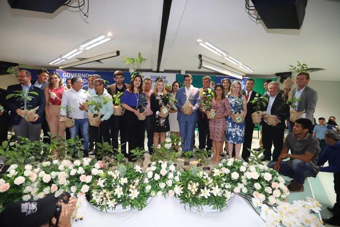 O Instituto de Desenvolvimento Florestal e da Biodiversidade do Estado do Pará (Ideflor-Bio) lançou, dentro da agenda de trabalho do “Governo Por Todo o Pará”, a Semana da Festa Anual das Árvores. No ato de instalação do governo itinerante, realizado no auditório da Universidade Federal do Oeste do Pará (Ufopa) na manhã desta quarta-feira (20), o Instituto entregou mudas de árvores às autoridades presentes. 

FOTO: MARCO SANTOS / AGÊNCIA PARÁ
DATA: 20.03.2019
SANTARÉM - PA <div class='credito_fotos'>Foto: Marco Santos / Ag. Pará   |   <a href='/midias/2019/originais/5bcec919-812a-4706-9ee9-ca9e21dafaf5.jpg' download><i class='fa-solid fa-download'></i> Download</a></div>