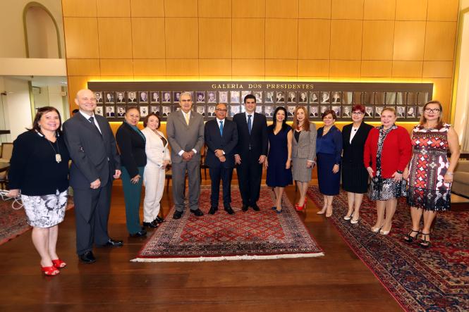 O governador do Estado, Helder Barbalho, e o comandante geral da Polícia Militar, coronel Dilson Júnior, receberam, no início da tarde desta segunda-feira (18), na sede do Tribunal de Justiça do Pará (TJPA), 110 policiais militares que estavam na reserva da corporação e, que, a partir de agora, foram reconvocados e ficarão à disposição do Judiciário.

FOTO: MARCO SANTOS / AGÊNCIA PARÁ
DATA: 18.02.2019
BELÉM - PA <div class='credito_fotos'>Foto: Marco Santos / Ag. Pará   |   <a href='/midias/2019/originais/5bf289e9-166f-43a9-8ff0-8d0a42233f20.jpg' download><i class='fa-solid fa-download'></i> Download</a></div>