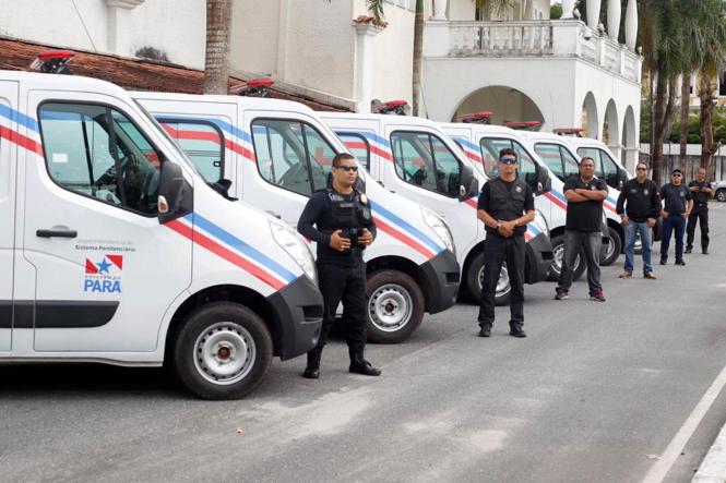 O governador do Pará, Helder Barbalho, e o secretário Extraordinário de Estado para Assuntos Penitenciários, Jarbas Vasconcelos, receberam, nesta quinta-feira (13), seis novas ambulâncias que serão destinadas a presídios do Pará. As unidades servirão para atendimento e suporte à saúde prisional dos internos custodiados pelo Estado, nos municípios de Ananindeua, Belém, Marituba, Marabá e Santarém.

FOTO: AKIRA ONUMA / ASCOM SUSIPE
DATA: 11.04.2019
BELÉM - PA <div class='credito_fotos'>Foto: Akira Onuma / Ascom Susipe   |   <a href='/midias/2019/originais/5bf9b8d3-32fa-46ac-b36d-c2f1a8924071.jpg' download><i class='fa-solid fa-download'></i> Download</a></div>
