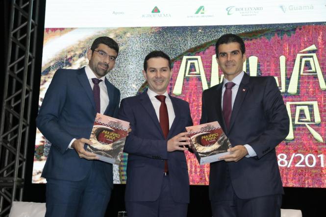 Durante a próxima missão do Programa Governo por Todo o Pará, que percorre Marabá e região entre os dias 2 e 5 de abril, será publicado o decreto permitindo a isenção de ICMS em 17% para a operação de ferro-gusa. A medida, que deve promover a abertura de 7 a 10 mil empregos imediatos, foi anunciada por Helder Barbalho durante o lançamento da 9ª edição do Anuário do Pará, na noite desta segunda-feira, 25, no teatro Maria Sylvia Nunes da Estação das Docas. 

FOTO: RICARDO AMANAJÁS / AGÊNCIA PARÁ
DATA: 26.03.2019
BELÉM - PARÁ <div class='credito_fotos'>Foto: Ricardo Amanajás / Ag. Pará   |   <a href='/midias/2019/originais/5c03db83-6bf4-452e-9128-a52b8c24fdd8.jpg' download><i class='fa-solid fa-download'></i> Download</a></div>