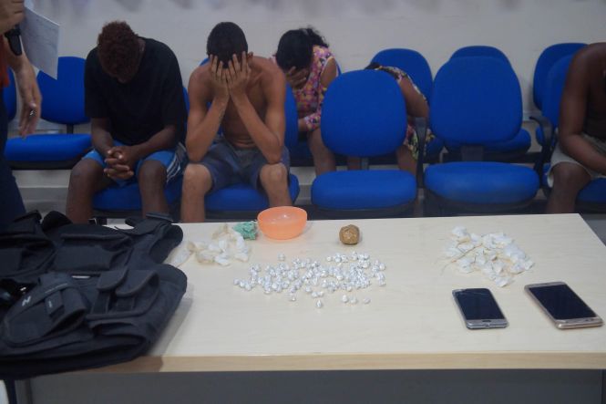 A Polícia Civil deflagrou, na manhã desta terça-feira (14), a operação denominada “Ragnarok”, que resultou em seis prisões e nas apreensões de porções de droga, na área do conjunto Eduardo Angelim, no distrito de Icoaraci, em Belém. O objetivo da missão foi combater integrantes de facções criminosas responsáveis por crimes na área do residencial. Ao todo, a operação contou com participação de mais de 100 agentes de Segurança Pública, entre policiais civis, militares e guardas municipais. Os presos foram identificados como Mauricio Conceição Souto; Mariane Rocha de Souza; Elzicleia Oliveira Rocha; Robson Luiz Oliveira da Silva; Sebastião Gomes Silva e Wellington de Araujo Rosa.

FOTO: ASCOM / POLÍCIA CIVIL
DATA: 14.05.2019
BELÉM - PARÁ <div class='credito_fotos'>Foto: Ascom / Policia Civil   |   <a href='/midias/2019/originais/5c38d54b-3cd3-491e-929c-78b55be4c11a.jpg' download><i class='fa-solid fa-download'></i> Download</a></div>