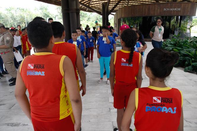 O Parque do Utinga recebeu na manhã desta segunda (25), a abertura da Semana da Festa Anual das Árvores, promovida pelo Instituto de Desenvolvimento Florestal e da Biodiversidade do Estado do Pará (Ideflor-Bio), com a presença de mais de 500 pessoas, entre parceiros e visitantes. Palestras, plantação de mudas e trilhas, sempre voltadas à educação e conscientização ambiental, fizeram parte da programação.  

FOTO: WAGNER SANTANA / AGÊNCIA PARÁ
DATA: 25.03.2019
BELÉM - PA <div class='credito_fotos'>Foto: Wagner Santana / Ag. Pará   |   <a href='/midias/2019/originais/5c982c66-a00c-4919-8283-57b813433717.jpg' download><i class='fa-solid fa-download'></i> Download</a></div>