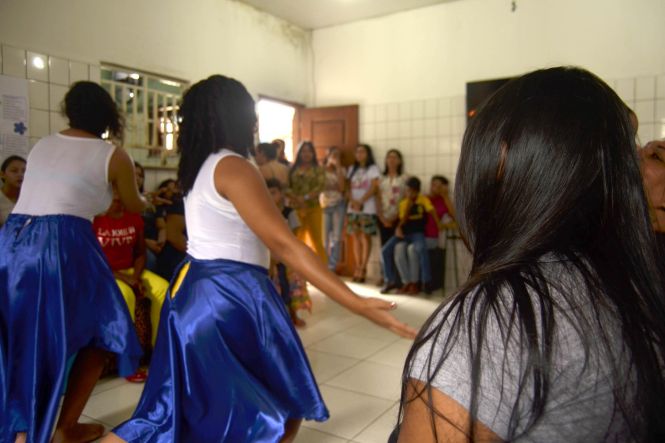 "Quando eu sair daqui pretendo acabar meus estudos, arrumar um trabalho, pegar ela pra morar comigo e reconstruir o laço com ela, de mãe e filha. Não sei o que está se passando na mente dela. Não posso conversar com ela direito. A saudade aperta, mas tem o dia que ela vem me visitar. Só que é poucas horas e não dá pra matar a saudade". As palavras de uma das 15 adolescentes que cumprem medida de internação no Centro Socioeducativo Feminino (CSEF), em Ananindeua, na Região Metropolitana de Belém, revelam a importância da figura materna, principalmente na vida de crianças e adolescentes.

FOTO:  Franklin Salvador/ Ascom Fasepa
DATA: 12.05.2019
BELÉM - PARÁ <div class='credito_fotos'>Foto: FLANKLIN SALVADOR / ASCOM FASEPA   |   <a href='/midias/2019/originais/5ca932a4-588a-405e-8605-001fe4dcec50.jpg' download><i class='fa-solid fa-download'></i> Download</a></div>