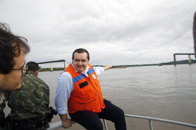 A equipe técnica da Secretaria de  Estado de Transportes (Setran), comandada pelo titular da pasta, Pádua Andrade, vistoriou, junto com o presidente do Conselho Regional de Engenharia (Crea-PA), Carlos Renato Milhomem Chaves, e o professor da Universidade de São Paulo (USP), Pedro Afonso de Oliveira Almeida, especialista em estruturas de pontes e pós doutor pela Universidade Politécnica da Catalunya, a estrutura da ponte Rio Mojú que desabou na madrugada deste sábado (6).

FOTO: FERNANDO ARAÚJO / AGÊNCIA PARÁ
DATA: 07.04.2019
MOJU - PA <div class='credito_fotos'>Foto: Fernando Araújo/Ag. Pará   |   <a href='/midias/2019/originais/5ccca037-562d-4365-b323-0fa9c86cc5ae.jpg' download><i class='fa-solid fa-download'></i> Download</a></div>
