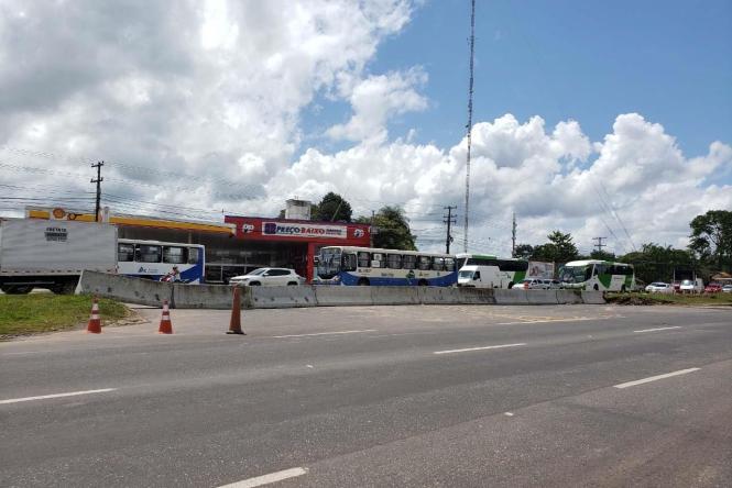 O Departamento de Trânsito do Estado realizou na madrugada desta
sexta-feira (18), o fechamento dos dois retornos existentes nos
quilômetros 4 e 6  da BR-316, em Ananindeua. Os agentes de
fiscalização do Detran iniciaram  os trabalhos de bloqueio às 22h
desta quinta-feira e finalizaram 4h da madrugada de hoje.

Foto: Ascom/Detran/Pa
Data: 18.01.2019
Belém - Pa <div class='credito_fotos'>Foto: ASCOM DETRAN   |   <a href='/midias/2019/originais/5cf94489-8dc9-4725-b066-44df6dda5875.jpg' download><i class='fa-solid fa-download'></i> Download</a></div>