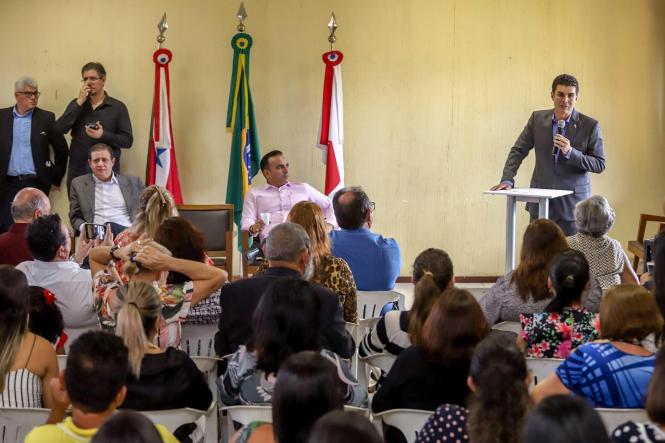Na manhã desta terça-feira (16), o governador Helder Barbalho esteve na sede da Companhia de Habitação do Pará (Cohab), para participar, junto com o presidente do órgão, José Scaff Filho, das comemorações pelos 54 anos da instituição. Durante a programação foram entregues 54 cheques moradia e realizada a assinatura simbólica de 200 títulos de regularização fundiária.

FOTO: MARCO SANTOS / AGÊNCIA PARÁ
DATA: 16.04.2019
BELÉM - PARÁ <div class='credito_fotos'>Foto: Marco Santos / Ag. Pará   |   <a href='/midias/2019/originais/5d02c494-90bb-4606-ba6a-63a207a56883.jpg' download><i class='fa-solid fa-download'></i> Download</a></div>