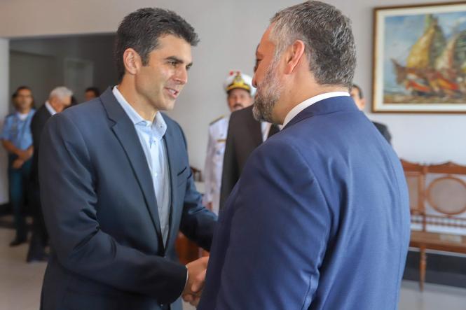 Possíveis parcerias entre os governos do Pará e do Canadá, sobretudo na área de logística, foram tratadas pelo governador Helder Barbalho com o embaixador canadense, Riccardo Savonne, no início da tarde desta segunda-feira (15), no Palácio do Governo, em Belém. Em visita oficial ao Pará, o embaixador foi recebido pelo governador, acompanhado da primeira-dama, Daniela Barbalho; do vice-governador, Lúcio Vale, e sua esposa, Andrea Vale.

FOTO: MARCO SANTOS / AGÊNCIA PARÁ
DATA: 15.04.2019
BELÉM - PA <div class='credito_fotos'>Foto: Marco Santos / Ag. Pará   |   <a href='/midias/2019/originais/5d0b87f4-0da1-416c-bb66-98a177fe6755.jpg' download><i class='fa-solid fa-download'></i> Download</a></div>