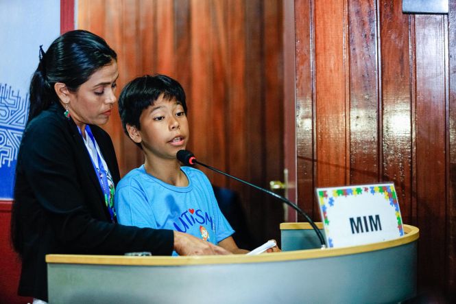 "Nós, autistas, precisamos urgentemente de uma clínica-escola em Belém". A constatação, feita pelo adolescente Richard Pires, 12 anos, que tem Transtorno do Espectro Autista (TEA), ecoou no auditório lotado da Assembleia Legislativa do Pará (Alepa), na manhã desta quinta-feira (25). Diante de parlamentares e representantes de entidades sociais, o adolescente leu uma carta relatando sua luta por direitos e a importância da Implantação de uma clínica-escola para pessoas com autismo no Pará.

FOTO; MAYCON NUNES / AGÊNCIA PARÁ
DATA: 25.04.2019
BELÉM - PARÁ <div class='credito_fotos'>Foto: Maycon Nunes / Ag. Pará   |   <a href='/midias/2019/originais/5d17729b-31f4-435d-8218-5d67933e38a7.jpg' download><i class='fa-solid fa-download'></i> Download</a></div>