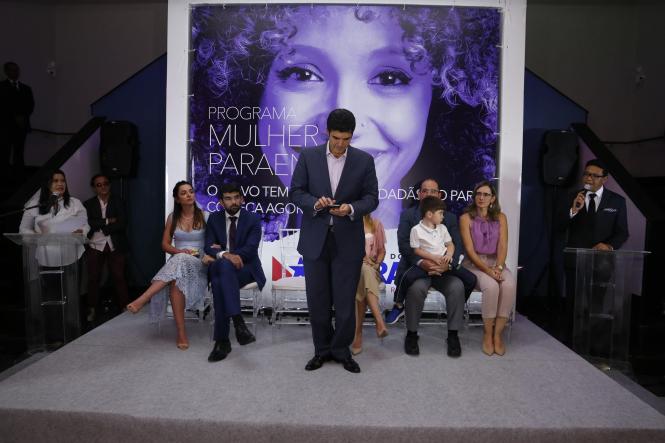 As mulheres paraenses contarão, durante todo o mês de março, com uma vasta programação promovida pelo Governo do Estado, voltada especificamente para elas. O programa “Mulher Paraense”, que reúne 85 iniciativas de órgãos estaduais em todas as regiões do Pará, pretende oferecer mais de sete mil atendimentos nas diferentes áreas de interesse do público feminino, como saúde, educação, oferta de crédito, empreendedorismo e garantia de direitos. O conjunto de ações integradas foi apresentado pelo governador do Estado, Helder Barbalho, no Palácio do Governo, na noite de sexta-feira (8), quando se comemorou o Dia Internacional da Mulher.

FOTO: MARCELO SEABRA / AGÊNCIA PARÁ
DATA: 09.03.2019
BELÉM - PARÁ <div class='credito_fotos'>Foto: Marcelo Seabra / Ag. Pará   |   <a href='/midias/2019/originais/5d441bcc-d4b3-4c71-8c36-a7e28cad3183.jpg' download><i class='fa-solid fa-download'></i> Download</a></div>