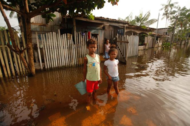 A Defesa Civil do Estado já está no município de São Domingos do Capim, no nordeste do Pará, que foi atingido por forte alagamento desde a última quinta-feira (21). 

FOTO: MAYCON NUNES / AGÊNCIA PARÁ
DATA: 23.03.2019
SÃO DOMINGOS DO CAPIM - PARÁ <div class='credito_fotos'>Foto: Maycon Nunes / Ag. Pará   |   <a href='/midias/2019/originais/5d6a6840-6e3c-4309-b3ad-0df0936f00f2.jpg' download><i class='fa-solid fa-download'></i> Download</a></div>