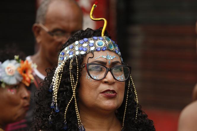 Os foliões vêm lotando as ruas da Cidade Velha ao longo dos últimos finais de semana do pré-carnaval, em Belém. Milhares de pessoas se encontram no corredor da folia na avenida Doutor Assis, local por onde passam as dezenas de blocos. Mas para que os participantes tenham momentos de entretenimento sem nenhum tipo de risco, foi montado um forte esquema de segurança para garantir a paz dos festejos.

FOTO: FERNANDO ARAÚJO / AGÊNCIA PARÁ
DATA: 10.02.2019
BELÉM - PARÁ <div class='credito_fotos'>Foto: Fernando Araújo / agência Pará   |   <a href='/midias/2019/originais/5d8329b2-20ba-467b-8b7b-40683c53aa3c.jpg' download><i class='fa-solid fa-download'></i> Download</a></div>