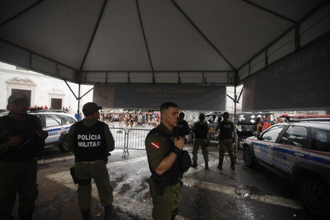 Os foliões vêm lotando as ruas da Cidade Velha ao longo dos últimos finais de semana do pré-carnaval, em Belém. Milhares de pessoas se encontram no corredor da folia na avenida Doutor Assis, local por onde passam as dezenas de blocos. Mas para que os participantes tenham momentos de entretenimento sem nenhum tipo de risco, foi montado um forte esquema de segurança para garantir a paz dos festejos.

FOTO: FERNANDO ARAÚJO / AGÊNCIA PARÁ
DATA: 10.02.2019
BELÉM - PARÁ <div class='credito_fotos'>Foto: Fernando Araújo / agência Pará   |   <a href='/midias/2019/originais/5d853a88-6a81-4272-8d85-a3c7a6958664.jpg' download><i class='fa-solid fa-download'></i> Download</a></div>