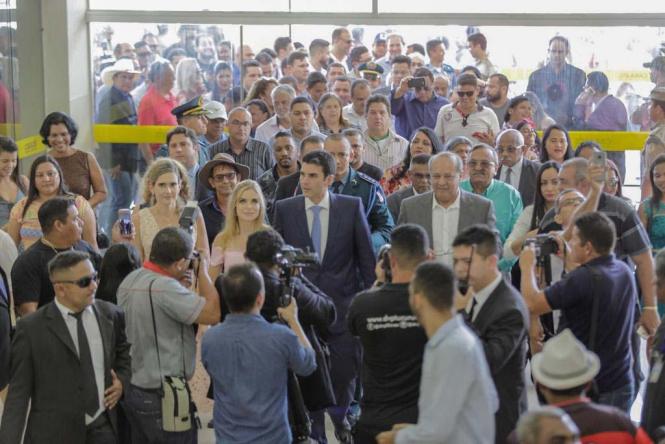 O novo Governador do Pará, Helder Barbalho (foto), participou na tarde desta terça-feira, 1° de janeiro, de ato solene na cidades de Marabá, marcando o início da sua gestão à frente do Estado do Pará.

FOTO: MARCO SANTOS
DATA: 01.01.2019
MARABÁ - PARÁ <div class='credito_fotos'>Foto: MARCO SANTOS   |   <a href='/midias/2019/originais/5d908fd7-eace-4e95-8b93-db3af3c5510c.jpg' download><i class='fa-solid fa-download'></i> Download</a></div>