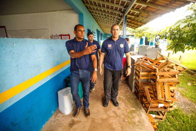 As intensas chuvas castigaram alguns municípios paraenses nestes primeiros meses do ano e as previsões de abril não mudam esse quadro. O volume de chuva no Pará deve seguir alto, inclusive acima da média histórica em algumas regiões. Por conta disso, a Defesa Civil Estadual vem realizando um trabalho estratégico que busca capacitar agentes e alertar e auxiliar a população para diminuir os efeitos causados nas situações mais alarmantes.

FOTO: MAYCON NUNES / AGÊNCIA PARÁ
DATA: 05.04.2019
BELÉM - PA <div class='credito_fotos'>Foto: Maycon Nunes / Ag. Pará   |   <a href='/midias/2019/originais/5d98ff6d-2dba-4b6c-bc7f-0a02cad121cd.jpg' download><i class='fa-solid fa-download'></i> Download</a></div>