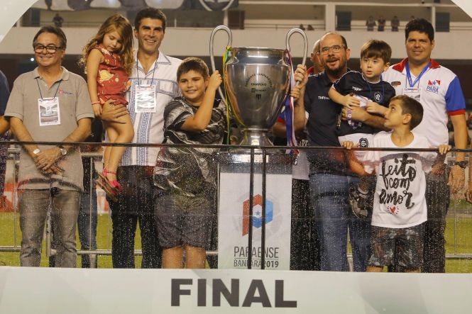 A final do Parazão 2019 sagrou, mais uma vez, o Clube do Remo como campeão do campeonato de futebol, na tarde deste domingo (21), ao vencer o Independente de Tucuruí por 2x 0, no Estádio Olímpico do Pará, o Mangueirão, em Belém. A taça foi entregue à equipe campeã pelo governador do Estado, Helder Barbalho - antes dele, somente o ex-governador Jader Barbalho entregou o troféu, em 1990.

FOTO: MARCELO SEABRA / AG. PARÁ
DATA: 21.04.2019
BELÉM - PARÁ <div class='credito_fotos'>Foto: Marcelo Seabra / Ag. Pará   |   <a href='/midias/2019/originais/5da77f83-2808-4751-b862-16f433e0c6a2.jpg' download><i class='fa-solid fa-download'></i> Download</a></div>