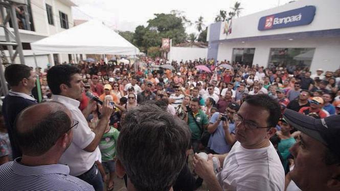 O governador Helder Barbalho e o vice-governador, Lúcio Vale, inauguraram neste sábado (23) a segunda agência do Banco do Estado do Pará (Banpará) em 80 dias de governo, dessa vez no município de Porto de Moz, no oeste paraense. 

FOTO: MARCO SANTOS / AG. PARÁ
DATA: 23.03.3029
PORTO DE MOZ - PARÁ <div class='credito_fotos'>Foto: Marco Santos / Ag. Pará   |   <a href='/midias/2019/originais/5db50efd-eef8-4430-a3e4-40d14c6e9c4a.jpg' download><i class='fa-solid fa-download'></i> Download</a></div>