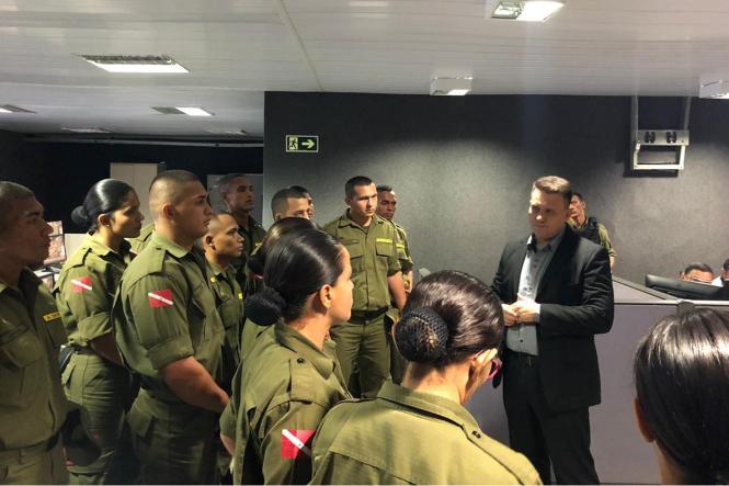 Cerca de 90 alunos soldados do 6º e 7º Batalhão do Centro de Formação e Aperfeiçoamento de Praças Coronel Moreira (Cfap), da Polícia Militar do Pará (PMPA), realizaram visita técnica no Centro Integrado de Operações (Ciop), nesta quarta (20) e quinta-feira (21). O objetivo é ampliar a visão de experiência técnica de trabalho do policial militar, a partir das instruções recebidas no curso e da visualização do funcionamento do Ciop.

FOTO: ASCOM / CIOP
DATA: 21.03.2019
BELÉM - PA <div class='credito_fotos'>Foto: ASCOM /CIOP   |   <a href='/midias/2019/originais/5dd2f92b-97c0-4504-9e88-8ec911e65374.jpg' download><i class='fa-solid fa-download'></i> Download</a></div>