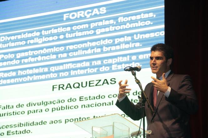 Durante a próxima missão do Programa Governo por Todo o Pará, que percorre Marabá e região entre os dias 2 e 5 de abril, será publicado o decreto permitindo a isenção de ICMS em 17% para a operação de ferro-gusa. A medida, que deve promover a abertura de 7 a 10 mil empregos imediatos, foi anunciada por Helder Barbalho durante o lançamento da 9ª edição do Anuário do Pará, na noite desta segunda-feira, 25, no teatro Maria Sylvia Nunes da Estação das Docas. 

FOTO: RICARDO AMANAJÁS / AGÊNCIA PARÁ
DATA: 26.03.2019
BELÉM - PARÁ <div class='credito_fotos'>Foto: Ricardo Amanajás / Ag. Pará   |   <a href='/midias/2019/originais/5dddd9a1-030b-44a5-97f7-8b64ec628a23.jpg' download><i class='fa-solid fa-download'></i> Download</a></div>