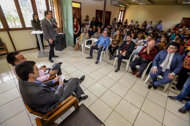Na manhã desta terça-feira (16), o governador Helder Barbalho esteve na sede da Companhia de Habitação do Pará (Cohab), para participar, junto com o presidente do órgão, José Scaff Filho, das comemorações pelos 54 anos da instituição. Durante a programação foram entregues 54 cheques moradia e realizada a assinatura simbólica de 200 títulos de regularização fundiária.

FOTO: MARCO SANTOS / AGÊNCIA PARÁ
DATA: 16.04.2019
BELÉM - PARÁ <div class='credito_fotos'>Foto: Marco Santos / Ag. Pará   |   <a href='/midias/2019/originais/5de758bf-62a0-471d-bd7e-1810460dba88.jpg' download><i class='fa-solid fa-download'></i> Download</a></div>