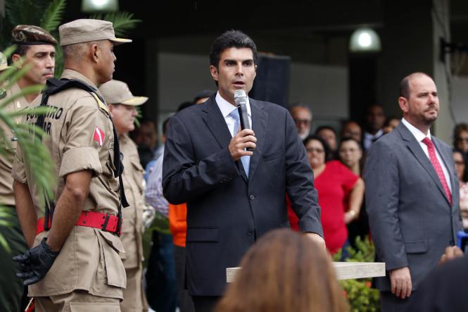 O governador Helder Barbalho empossou, na tarde desta sexta-feira (11), em Belém, o novo comandante-geral do Corpo de Bombeiros do Pará, Coronel QOBM Hayman Apolo Gomes de Souza, que também assumiu a coordenação da Defesa Civil Estadual. Até então, o Coronel Hayman – que tem 49 anos de idade e 26 anos de serviços prestados ao Corpo de Bombeiros – exercia a função de diretor de serviços técnicos da corporação.  

FOTO: THIAGO GOMES/ AG. PARÁ
DATA: 12.01.2019
BELÉM - PARÁ <div class='credito_fotos'>Foto: Thiago Gomes /Ag. Pará   |   <a href='/midias/2019/originais/5e3c083b-4e50-4418-b5ea-004da9214429.jpg' download><i class='fa-solid fa-download'></i> Download</a></div>