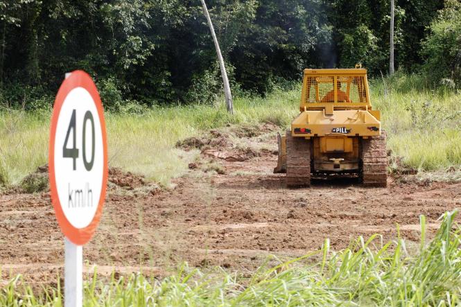 Os órgãos estaduais que atuam em diversas medidas emergenciais após a queda da ponte Rio Moju, no último sábado, seguem trabalhando para minimizar os impactos sofridos pela população após o acidente. As cerca de 1.500 toneladas de escombros começam a ser removidas do local onde a estrutura caiu nesta quarta-feira (10).

FOTO: WAGNER SANTANA / AGÊNCIA PARÁ
DATA: 09.04.2019
MOJU - PA <div class='credito_fotos'>Foto: Wagner Santana / Ag. Pará   |   <a href='/midias/2019/originais/5e50b621-72fd-4212-99c4-9b6b73f76ad2.jpg' download><i class='fa-solid fa-download'></i> Download</a></div>