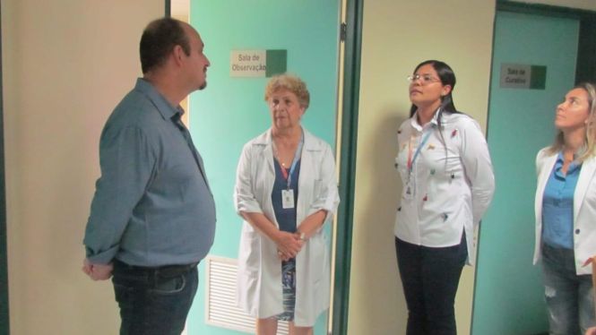 Diretora executiva do HRPM recepciona visita de representantes da saúde do I Seminário Regional de Malária, realizado em Breves. A gestora apresenta a horta 100% orgânica aos visitantes.

FOTO: ASCOM / HRPM
DATA: 18.04.2019
BELÉM - PARÁ <div class='credito_fotos'>Foto: Ascom HRPM   |   <a href='/midias/2019/originais/5e6a087b-f5a7-4378-801d-9a23adacef15.jpg' download><i class='fa-solid fa-download'></i> Download</a></div>