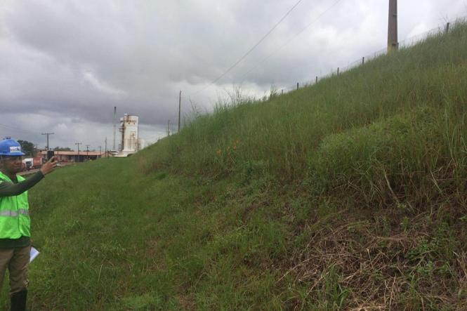 Nesta quarta-feira (27), a Secretaria de Estado de Meio Ambiente e Sustentabilidade (Semas), que coordena o Grupo de Trabalho de Segurança e Estudo de Barragens (GT Barragens), criado pelo Governo do Pará, concluiu a vistoria técnica em um empreendimento localizado em Barcarena, no Baixo Tocantins, após dois dias de análise nos depósitos de resíduos de rejeitos. Esta etapa da vistoria é considerada uma das mais importantes, porque os depósitos possuem características diferentes das últimas estruturas, mas ainda são enquadrados como barragens.

FOTO: ASCOM / SEMAS
DATA : 27.03.2019
BARCARENA - PA <div class='credito_fotos'>Foto: ASCOM / SEMAS   |   <a href='/midias/2019/originais/5ebc513d-9a6b-4e62-b47a-cca59ad7a712.jpg' download><i class='fa-solid fa-download'></i> Download</a></div>