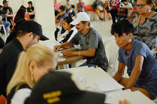 Os portões do Centro de Convenções e Eventos de Marabá foram abertos cedo nesta sexta-feira (5) para receber a multidão que aguardava ansiosa pela Ação Cidadania. Organizado pela Fundação ParáPaz, o evento reúne diferentes órgãos do Estado e instituições parceiras que prestam serviços à população para um dia dedicado ao atendimento ao público.

FOTO: ROGERIO UCHOA / AGENCIA PARA
DATA: 05.04.2019
MARABA - PARA <div class='credito_fotos'>Foto: Rogerio Uchöa / Ag. Para   |   <a href='/midias/2019/originais/5f092e4e-df01-4e0c-aab1-959fcde95a42.jpg' download><i class='fa-solid fa-download'></i> Download</a></div>