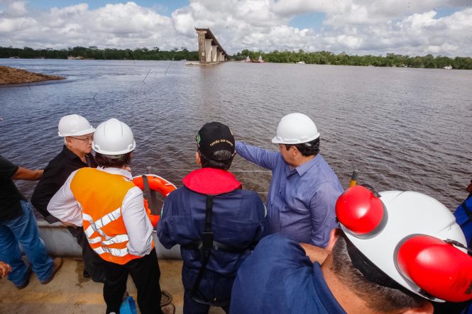 A Marinha do Brasil aprovou, nesta sexta-feira (3), o Plano Técnico apresentado pela  Secretaria de Estado de Transportes  (Setran) para a movimentação dos destroços da ponte Rio Moju e da balsa que colidiu com a estrutura no dia 6 de abril. O projeto cumpre todas as etapas de segurança da área exigidas pela Capitania dos Portos, como o isolamento de cerca de 100 metros da área de navegação, a permanência no local somente dos envolvidos diretamente na operação, a elaboração de plano de contingência para evitar ou atuar em caso vazamento de óleo durante a movimentação dos destroços da balsa, entre outros. 

FOTO: WAGNER SANTANA / AGÊNCIA PARÁ
DATA: 03.05.2019
BELÉM - PARÁ <div class='credito_fotos'>Foto: Wagner Santana / Ag. Pará   |   <a href='/midias/2019/originais/5f203bad-f768-418f-90fd-b1e075ecd0f3.jpg' download><i class='fa-solid fa-download'></i> Download</a></div>