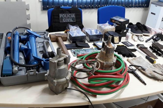 Três homens foram presos em flagrante, nesta terça feira (29), de posse de uma arma de fogo, munições, ferramentas, luvas e outros apetrechos que supostamente seriam usados em uma ação criminosa. As prisões e apreensões foram realizadas em uma residência na Avenida CD, no bairro Jardim Marilucy, em Tucuruí, sudeste paraense, por policiais civis da Superintendência Regional do Lago de Tucuruí e Delegacia da Mulher de Tucuruí, e uma guarnição da PM da região.

FOTO: ASCOM POLÍCIA CIVIL
DATA: 30.01.2019
TUCURUÍ - PARÁ <div class='credito_fotos'>Foto: Polícia Civil   |   <a href='/midias/2019/originais/5f64f7cd-abb3-472f-80a1-42c6adf69414.jpg' download><i class='fa-solid fa-download'></i> Download</a></div>