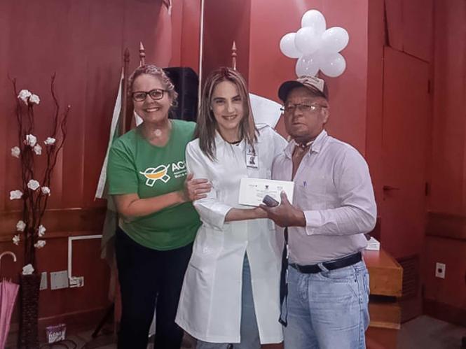 A voz é uma das principais ferramentas de comunicação usadas pelo ser humano. É produzida na laringe pelas vibrações das pregas vocais sob pressão do ar vinda dos pulmões durante o ato da expiração. Mas aqueles submetidos à laringectomia total, (remoção da laringe devido ao câncer, incluindo a cartilagem tireoide, cordas vocais e epiglote), perdem a voz definitivamente. Uma situação que interfere na vida pessoal e profissional das pessoas.

FOTO: DIVULGAÇÃO
DATA: 26.02.2019
BELÉM - PA <div class='credito_fotos'>Foto: Divulgação   |   <a href='/midias/2019/originais/5f6bc28d-b052-452d-b93b-a9069071fdd3.jpg' download><i class='fa-solid fa-download'></i> Download</a></div>