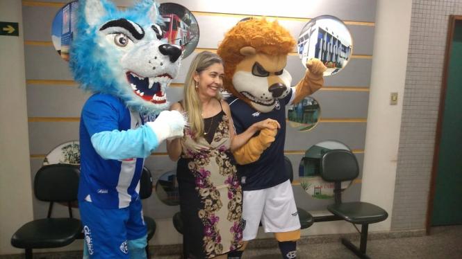 Será neste domingo (24), às 16h, durante o clássico REXPA, o lançamento oficial da campanha “Doadores Futebol Clube”, promovida pela Cultura Rede de Comunicação, em parceria com a Fundação Centro de Hemoterapia e Hematologia (Hemopa) e os clubes Remo e Paysandu.
Os mascotes do Remo e Paysandu visitaram a sede do Hemopa para estimular a doação

FOTO: ASCOM / HEMOPA
DATA: 23.03.2019
BELÉM - PARÁ <div class='credito_fotos'>Foto: Ascom Hemopa   |   <a href='/midias/2019/originais/5f7a2c8b-ff58-4762-bbad-6471ce0d9d1a.jpg' download><i class='fa-solid fa-download'></i> Download</a></div>