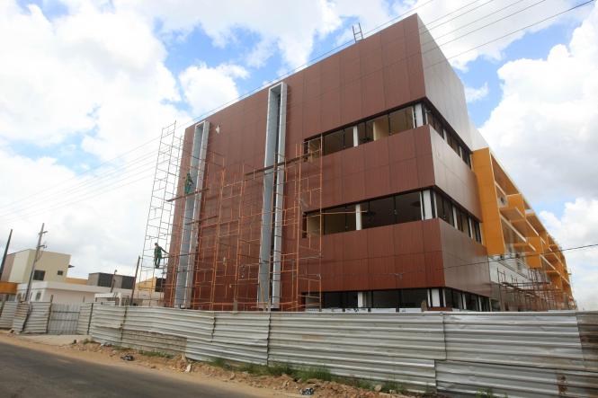 Atendendo a pedidos da comunidade da região dos Caetés, o Governo do Pará segue trabalhando para readaptar o Hospital Regional, em Capanema, para o atendimento de especialidades deixadas de fora do projeto da gestão passada, que entregou o local inacabado para a população, no final de 2018.

FOTO: SIDNEY OLIVEIRA / ARQUIVO AG. PARÁ
DATA: 08.04.2019
CAPANEMA - PARÁ <div class='credito_fotos'>Foto: SIDNEY OLIVEIRA / ARQUIVO AG. PARÁ   |   <a href='/midias/2019/originais/5f7e7cd3-8336-4682-850f-24343a765195.jpg' download><i class='fa-solid fa-download'></i> Download</a></div>