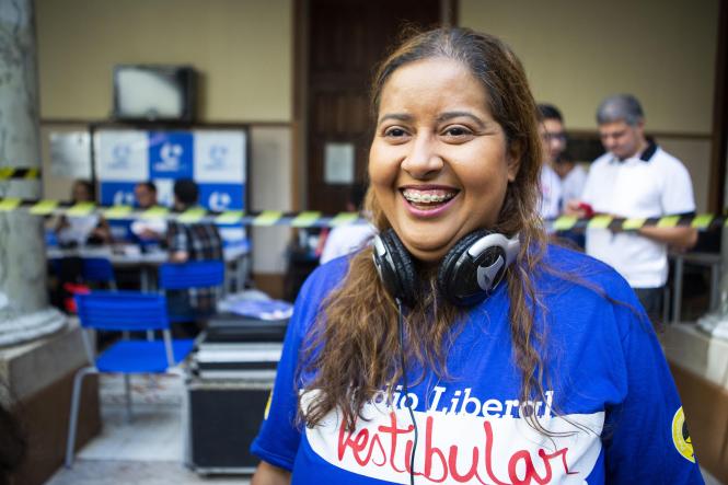 Em meio a batucadas, cores e brilhos, ficaram conhecidos os 3.650 aprovados no Processo Seletivo (Prosel) 2019 da Universidade do Estado do Pará (Uepa), na manhã desta sexta (25). No pátio da Reitoria, candidatos, pais, amigos e professores aguardavam ansiosos, junto às emissoras de rádio que fazem a leitura dos nomes. Na foto, a locutora  Gisa Smith.

FOTO: NAILANA THIELY / ASCOM UEPA
DATA: 25.01.2019
BELÉM - PARÁ <div class='credito_fotos'>Foto: Fernando Araújo/Ag. Pará   |   <a href='/midias/2019/originais/5f7ff407-8569-48d1-a618-e8ac8a9d6c8e.jpg' download><i class='fa-solid fa-download'></i> Download</a></div>