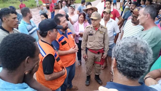 Por conta das fortes chuvas, um trecho da BR-163 entre o distrito de Morais de Almeida – pertencente ao município de Itaituba – e a cidade de Novo Progresso teve que ser parcialmente bloqueado pelo Departamento Nacional de Infraestrutura e Trânsito (Dnit), o que causou um congestionamento de cerca de 80 km na rodovia. 

FOTO: DIVULGAÇÃO
DATA: 06.03.2019
BELÉM - PARÁ <div class='credito_fotos'>Foto: Divulgação   |   <a href='/midias/2019/originais/5fc10f91-e30f-4a10-b89a-03bc3059ea69.jpg' download><i class='fa-solid fa-download'></i> Download</a></div>