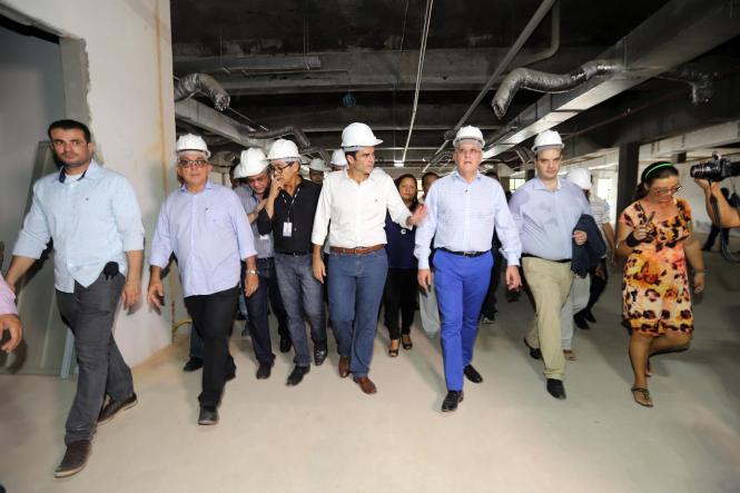 O governador Helder Barbalho vistoriou, nesta sexta-feira (25), as obras do Hospital Regional de Castanhal (HRC), e constatou que já foram investidos R$ 122 milhões em 60% da obra, mas que ainda faltam mais R$ 54 milhões para sua conclusão. Além disso, não foi comprado nenhum equipamento nem incluída previsão orçamentária para essa aquisição, que exigirá um investimento aproximado de R$ 50 milhões.

FOTO: MARCO SANTOS
DATA: 25.01.2019
CASTANHAL - PARÁ <div class='credito_fotos'>Foto: MARCO SANTOS   |   <a href='/midias/2019/originais/600b42cc-ca28-4300-8ba7-0ff9c746faff.jpg' download><i class='fa-solid fa-download'></i> Download</a></div>