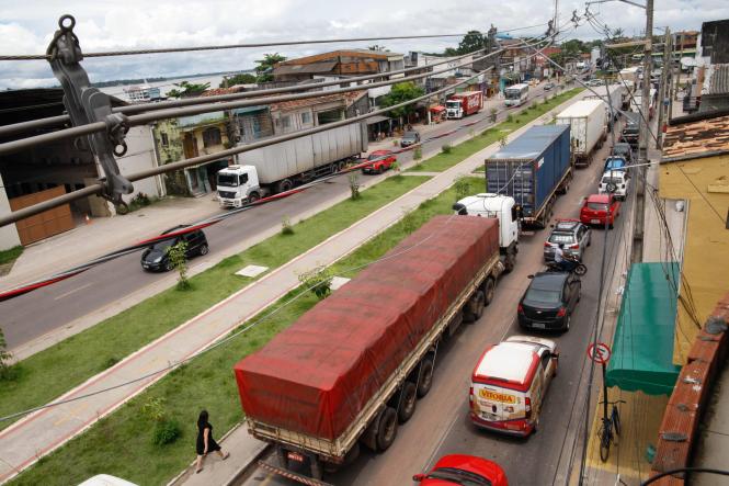 O governo do Estado, juntamente com os órgãos responsáveis, vêm discutindo medidas e realizando ações para diminuir os transtornos causados pelo fechamento da PA-483, após a queda de parte da ponte do Rio Moju, na Alça Viária, no último sábado (6). As ações buscam, principalmente, segurança e diminuição no tempo de espera, já que o fluxo de veículos e passageiros nos portos de Belém aumentou expressivamente, em busca de transporte para travessia.

FOTO: WAGNES SANTANA / AGÊNCIA PARÁ
DATA: 10.04.2019
BELÉM - PARÁ <div class='credito_fotos'>Foto: Wagner Santana / Ag. Pará   |   <a href='/midias/2019/originais/6049933b-c569-47cd-8199-4563704073ea.jpg' download><i class='fa-solid fa-download'></i> Download</a></div>