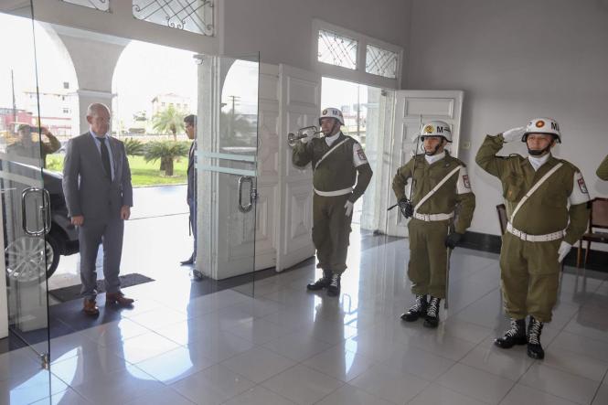 O governador Helder Barbalho recebeu, no início da tarde desta terça-feira (16), no Palácio do Governo, em Belém, junto com o vice-governador, Lúcio Vale, o embaixador da Irlanda, Sean Hoy, que participa, na capital paraense, do Fórum das Assessorias de Relações Internacionais das Universidades Brasileiras (Faubai), evento que começou no último dia 13 e prossegue até esta quarta-feira (17). Os secretários de Estado de Ciência e Tecnologia, Carlos Maneschy, e de Desenvolvimento Econômico, Iran Lima, também acompanharam o encontro, em que foram tratadas possíveis parcerias entre o Pará e a Irlanda, em diferentes áreas, com enfoque especial para a educação.

FOTO: MARCO SANTOS / AGÊNCIA PARÁ
DATA: 16.04.2019
BELÉM - PARÁ <div class='credito_fotos'>Foto: Marco Santos / Ag. Pará   |   <a href='/midias/2019/originais/607a166a-3165-422a-85c3-5aec4a6a1c4b.jpg' download><i class='fa-solid fa-download'></i> Download</a></div>