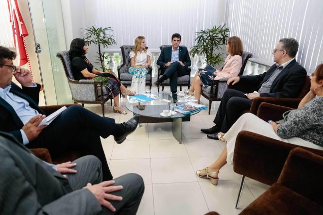 Os direitos de crianças e adolescentes foram o tema central da audiência que a representante do Fundo das Nações Unidas para a Infância e Adolescência (Unicef) no Brasil, Florence Bauer, teve nesta quinta-feira (21) com o governador Helder Barbalho, no Palácio do Governo, em Belém. O encontro teve como objetivo estabelecer um diálogo sobre Selo Unicef, iniciativa que envolve 115 municípios do Estado por meio da qual ações específicas são desenvolvidas, entre elas campanhas, programas de proteção e educação e saúde. O governador se colocou à disposição da agente para ampliar mais as ações no Estado, envolvendo órgãos diversos num grande programa integrado.

FOTO: MARCELO SEABRA / AGÊNCIA PARÁ
DATA: 21.02.2019
BELÉM - PA <div class='credito_fotos'>Foto: Marcelo Seabra / Ag. Pará   |   <a href='/midias/2019/originais/608b5443-8016-4e61-a6ba-d18810148af0.jpg' download><i class='fa-solid fa-download'></i> Download</a></div>