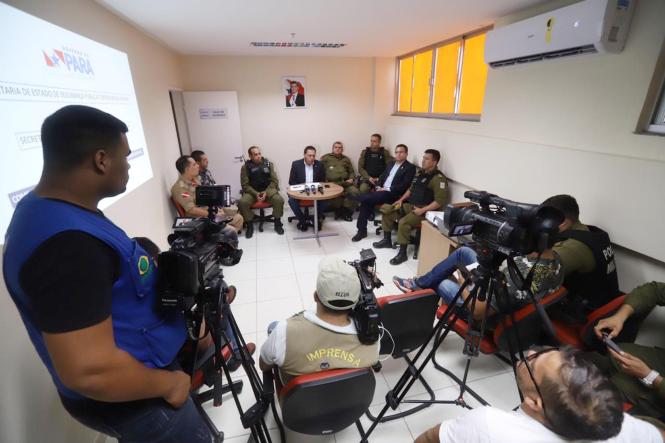 Na tarde da última quinta feira (14) o Secretário Regional de Governo do Sul e Sudeste do Pará, juntamente com os comandos regionais da Polícia Militar, Corpo de Bombeiro e Superintendência da Polícia Civil apresentaram à imprensa um balanço comparativo dos dados de segurança no período do carnaval de 2018/2019. Os dados apontam uma significativa redução nos índices de criminalidade e violência no período carnavalesco dos anos analisados.

FOTO: ASCOM CENTRO REGIONAL SUDESTE PA
DATA: 15.03.2019
MARABÁ - PA <div class='credito_fotos'>Foto: ASCOM CENTRO REGIONAL SUDESTE PA   |   <a href='/midias/2019/originais/608df7fc-6606-4ba2-bd38-70908d155eb9.jpg' download><i class='fa-solid fa-download'></i> Download</a></div>
