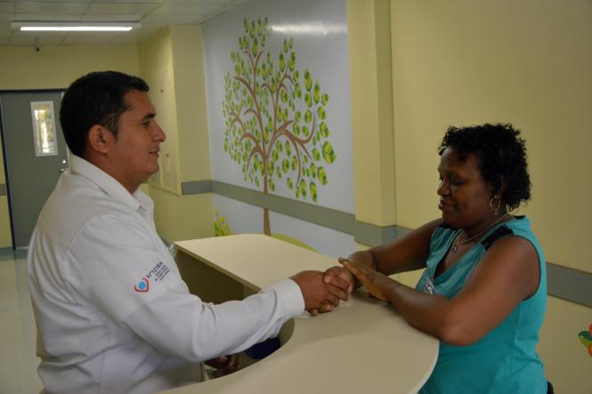 A equipe da Unidade de Alta Complexidade em Oncologia Dr. Vítor Moutinho - Unacon Tucuruí comemora a marca de 14 pacientes que terminaram o ciclo do tratamento e, agora farão apenas o acompanhamento. A superação dessa fase é simbolizada com o toque de um sino e leva motivação a outros pacientes que ainda lutam contra o câncer. Segundo o diretor executivo da unidade Thiarle Dassi, o momento é especial e valioso. 

FOTO: ASCOM UNACON 
DATA: 16.01.2019
TUCURUÍ - PARÁ <div class='credito_fotos'>Foto: Ascom Unacon   |   <a href='/midias/2019/originais/60db8fd2-d504-4ec3-9af4-1c331abbf27c.jpg' download><i class='fa-solid fa-download'></i> Download</a></div>