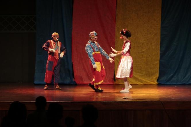 A alegria invade o palco do Teatro Estação Gasômetro nesta quarta-feira (27), às 19h. é que, em homenagem aos palhaços dos grandes e pequenos circos, aqueles conhecidos como ‘circo de lona rasgada’, a Companhia Foskaluz de Teatro apresenta o espetáculo “Viva o Circo”, recheado de diferentes referências circenses.

FOTO: RICARDO AMANAJÁS / AGÊNCIA PARÁ
DATA: 28.03.2019
BELÉM PARÁ <div class='credito_fotos'>Foto: Ricardo Amanajás / Ag. Pará   |   <a href='/midias/2019/originais/60e0aafd-b655-461f-8142-d67d79a92036.jpg' download><i class='fa-solid fa-download'></i> Download</a></div>