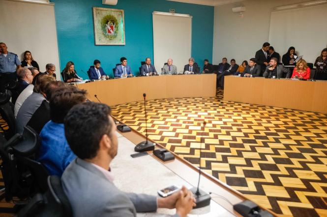 O governador do Estado, Helder Barbalho, assinou, na tarde desta quinta-feira, 07, no Palácio do Governo, contrato com o New Development Bank (NDB), banco multilateral com sede na China, para um empréstimo de US$ 50 milhões. Os recursos serão aplicados em 12 municípios da área de influência da BR-163 (Cuiabá-Santarém), na execução de obras que envolvem cerca de 200 quilômetros de drenagem e pavimentação.

FOTO: MARCELO SEABRA / AGÊNCIA PARÁ
DATA: 07.03.2019
BELÉM - PA <div class='credito_fotos'>Foto: Marcelo Seabra / Ag. Pará   |   <a href='/midias/2019/originais/60e9ba1d-eb59-4831-893b-ddd331f771a3.jpg' download><i class='fa-solid fa-download'></i> Download</a></div>