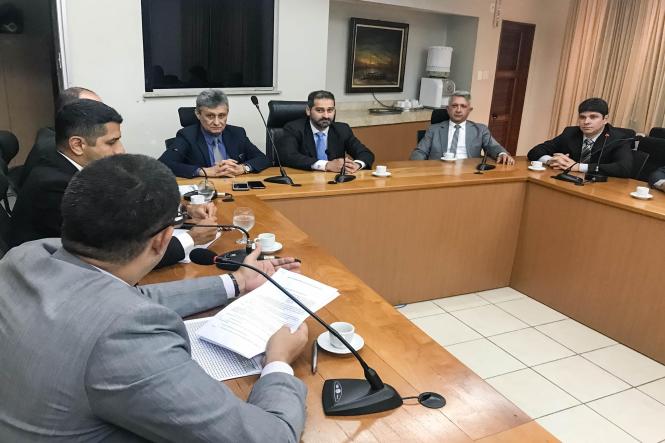 Um acordo de cooperação técnica para o compartilhamento de tecnologias e informações entre a Polícia Federal e a Secretaria de Estado de Segurança Pública e Defesa Social do Pará (Segup) foi debatido na manhã desta quarta-feira (13), em reunião realizada no plenário da Segup. O objetivo é desenvolver e trocar sistemas de dados, recursos de informática, conhecimentos, documentos, entre outros, visando contribuir com investigações e análises criminais.

FOTO: ASCOM / SEGUP
DATA: 13.03.2019
BELÉM - PA <div class='credito_fotos'>Foto: ASCOM / SEGUP   |   <a href='/midias/2019/originais/61088aa0-dad8-4994-b770-fc8e6a3feae9.jpg' download><i class='fa-solid fa-download'></i> Download</a></div>