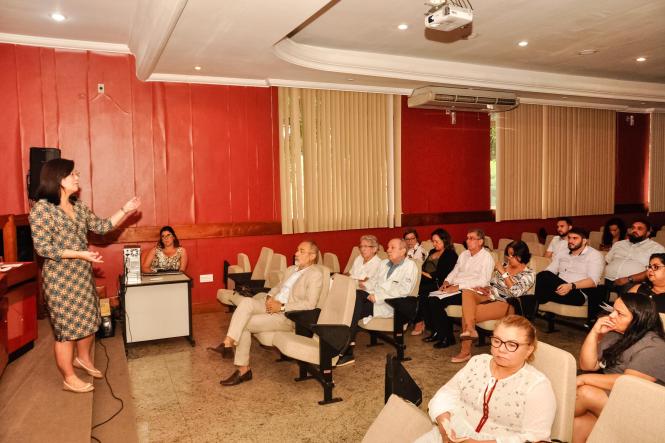 Foi realizada, nesta segunda-feira (18), no auditório do Hospital Ophir Loyola (HOL), a reunião de alinhamento com os representantes dos hospitais paraenses, que vão participa do Projeto Paciente Seguro. O objetivo do projeto é implantar o Programa Nacional de Segurança do Paciente (PNSP) do Ministério da Saúde, que visa a contribuir para a qualificação do cuidado em estabelecimentos de saúde, melhorando a segurança do paciente em hospitais públicos.

FOTO: ROBERTA VILANOVA / ASCOM SESPA
DATA: 18.03.2019
BELÉM - PA <div class='credito_fotos'>Foto: ROBERTA VILANOVA/ ASCOM SESPA   |   <a href='/midias/2019/originais/613371a6-cb3b-40bf-8da8-b8f644571814.jpg' download><i class='fa-solid fa-download'></i> Download</a></div>