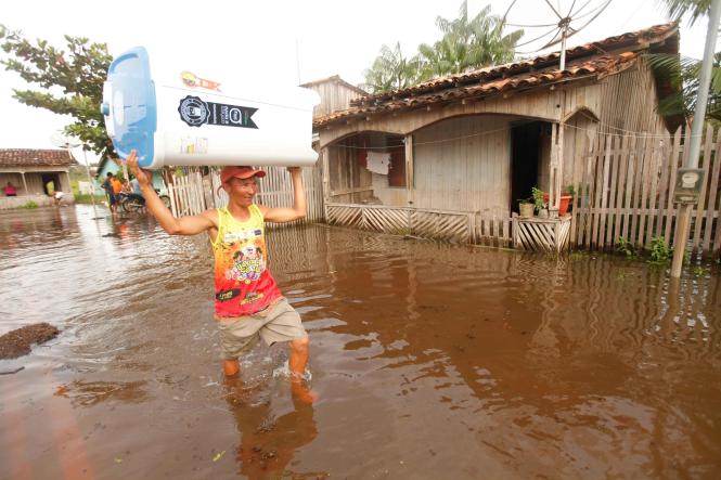 A Defesa Civil do Estado já está no município de São Domingos do Capim, no nordeste do Pará, que foi atingido por forte alagamento desde a última quinta-feira (21). 

FOTO: MAYCON NUNES / AGÊNCIA PARÁ
DATA: 23.03.2019
SÃO DOMINGOS DO CAPIM - PARÁ <div class='credito_fotos'>Foto: Maycon Nunes / Ag. Pará   |   <a href='/midias/2019/originais/616f5706-1743-4cb9-b0aa-5fd06edcf1cf.jpg' download><i class='fa-solid fa-download'></i> Download</a></div>